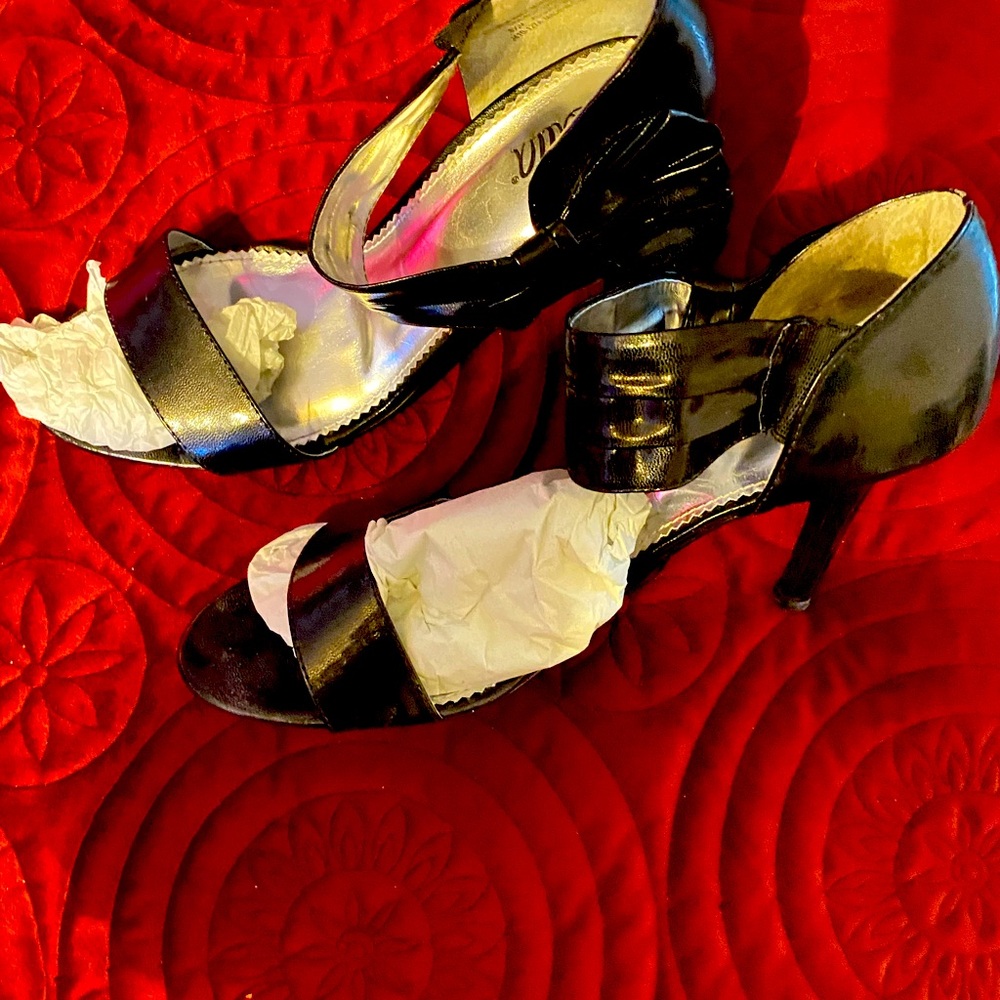 Stunning black heels, strap is velcro w/bow attached adding that sexy look